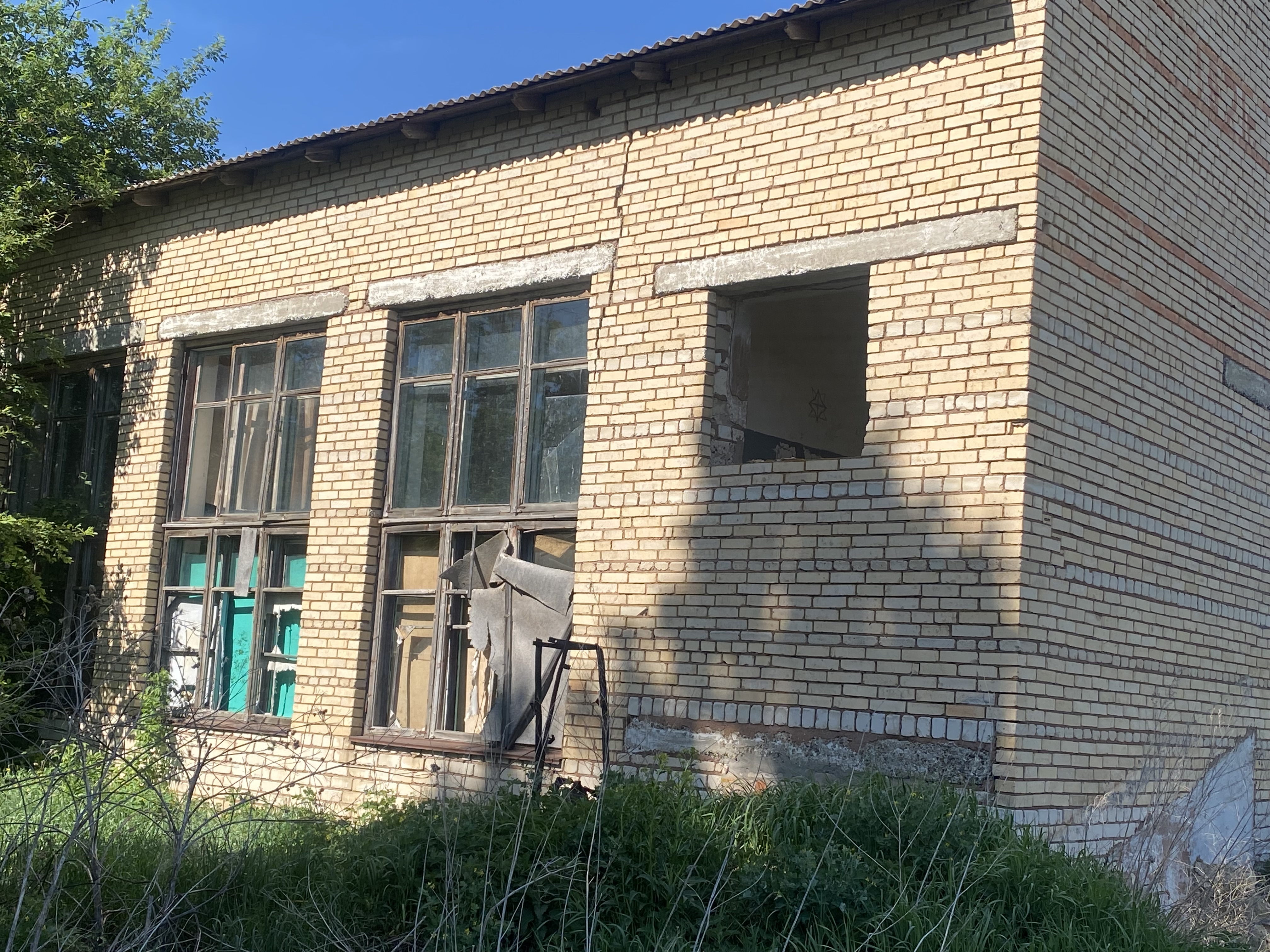 Нежилое здание, назначение: нежилое, площадь 212,8 кв.м, количество этажей 1, в том числе подземных 0, кадастровый номер 56:01:2401001:70, адрес: Российская Федерация, Оренбургская область, м.о. Абдулинский,  д. Аркаевка, ул. Колхозная, д.17а, и земельный участок общей площадью 342 кв.м  с кадастровым номером 56:01:2401001:40, категория земель: земли населенных пунктов. Ориентир здание. Почтовый адрес ориентира: обл. Оренбургская,  р-н Абдулинский, с. Аркаевка, ул. Колхозная, д. 17а.