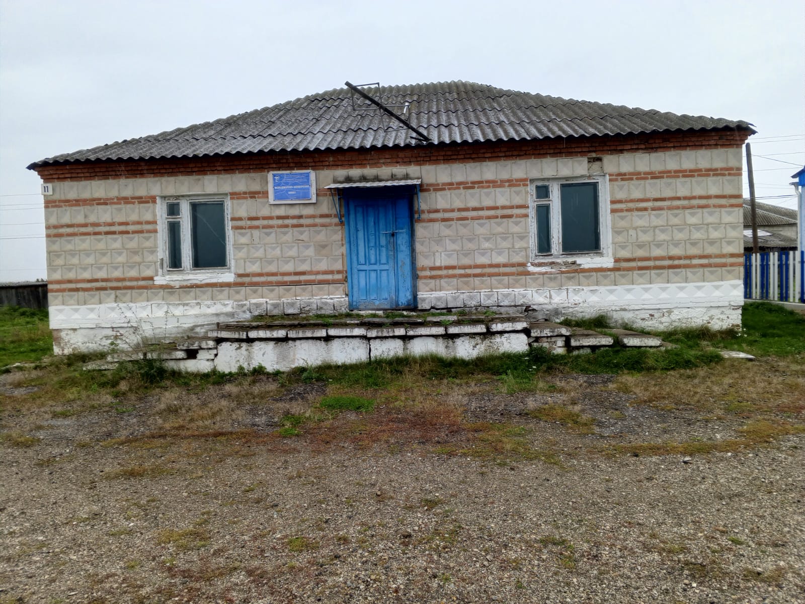 - нежилое здание фельдшерско-акушерского пункта общей площадью 120,6 кв. м, кадастровый номер 42:07:0109005:310, расположенное по адресу: Кемеровская область – Кузбасс, Мариинский муниципальный округ, д. Кирсановка, ул. Победы, д. 11. - земельный участок общей площадью 346 кв. м, кадастровый номер 42:07:0109005:309, расположенный по адресу: Кемеровская область – Кузбасс, Мариинский муниципальный округ, д. Кирсановка, ул. Победы, з/у 11.