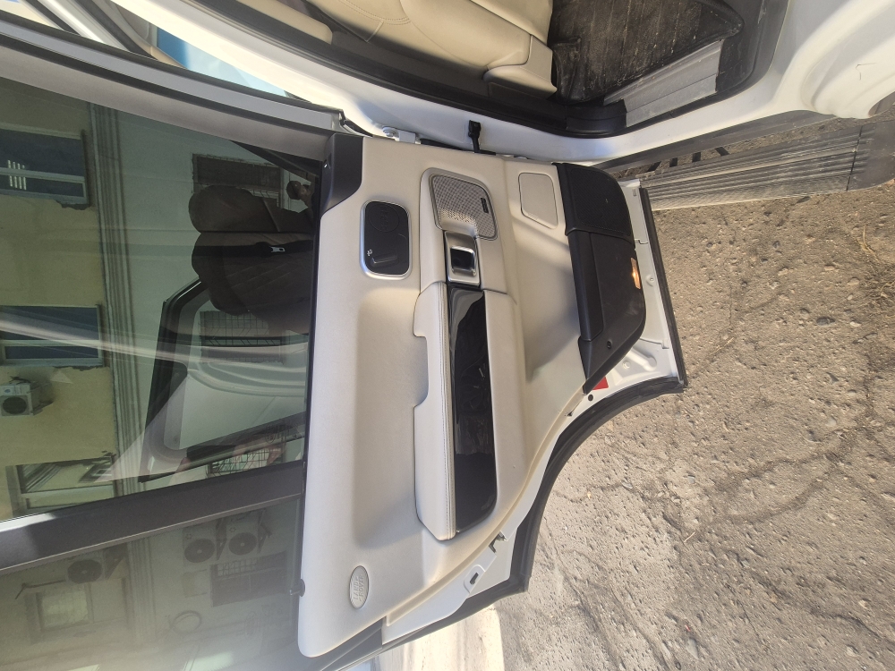 Легковой автомобиль марки LAND ROVER модель RANGE ROVER, 2010 г.в., г/н В444ЕМ75, VIN: SALLMAME4BA336881, номер кузова (прицепа): SALLMAME4BA336881, цвет белый. На кузове имеются незначительные царапины и сколы, на обивке сидений имеются незначительные повреждения, царапины на левой фаре