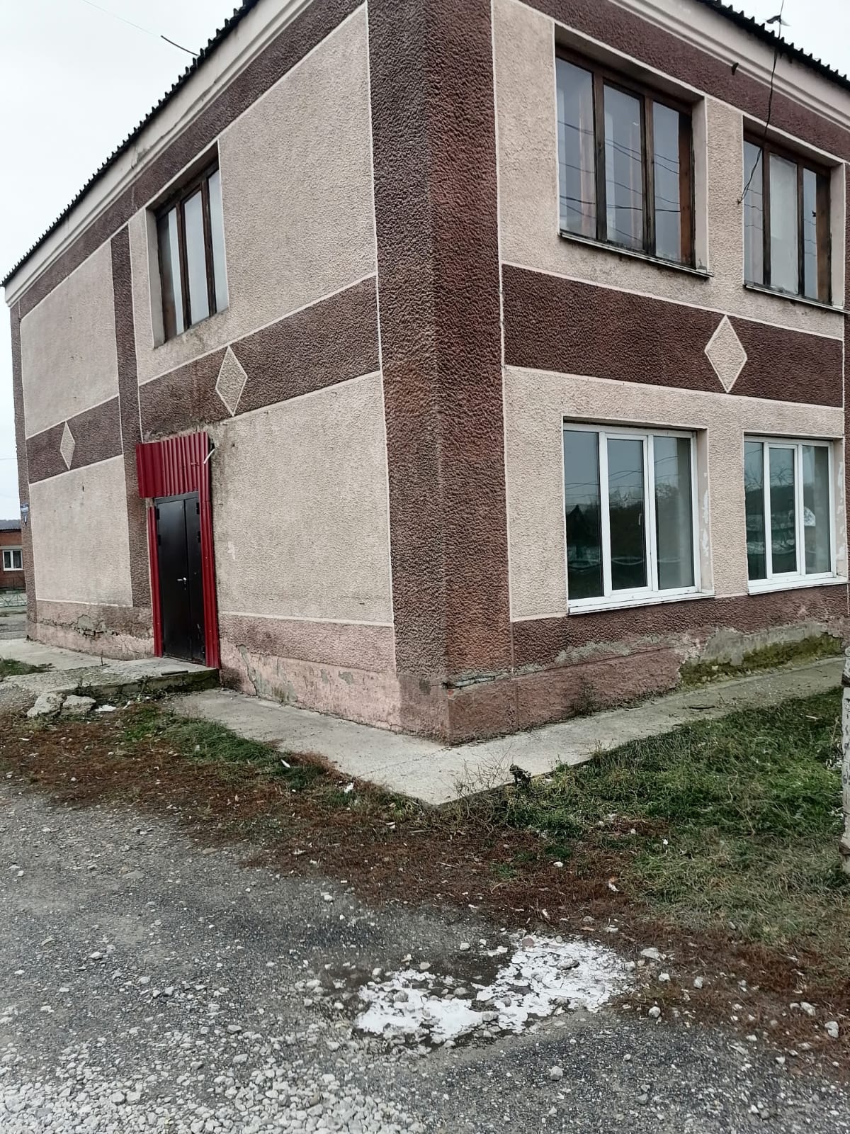 Право заключения договора аренды муниципального имущества - Нежилые помещения общей площадью 32,2 кв.м., (№15, 16 на поэтажном плане первого этажа) нежилого двухэтажного здания, кадастровый номер 42:05:0102002:1396, по адресу: Российская Федерация, Кемеровская область - Кузбасс, Крапивинский муниципальный округ, деревня Шевели, улица Московская, строение 3