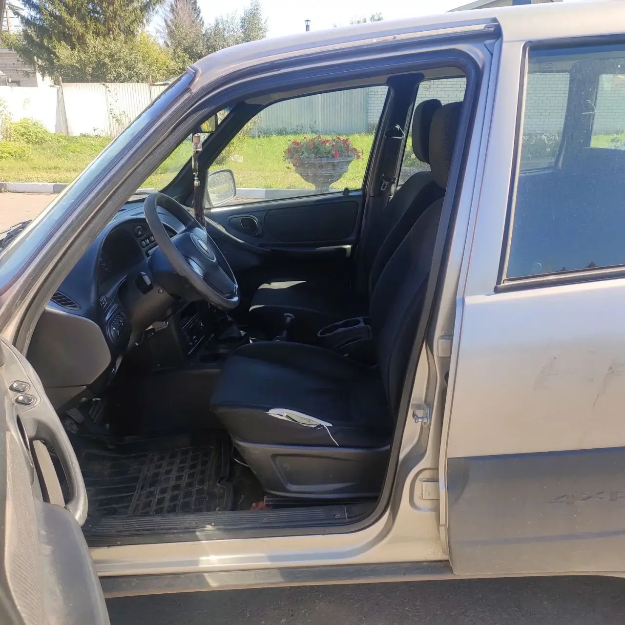 Автомобиль марки Chevrolet Niva 212300-55