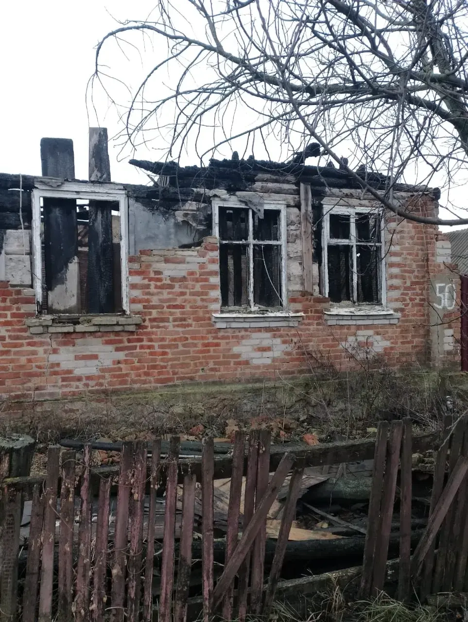 Лот № 9. 1/3 доля в праве общей долевой собственности на жилой дом площадью 54,6 кв. м, кадастровый номер 36:05:1500003:157, 1/3 доля в праве общей долевой собственности на земельный участок площадью 3600 кв. м, кадастровый номер 36:05:1500003:18, местонахождение: Воронежская обл., Бутурлиновский р-н, с. Великоархангельское, ул. Октябрьская, д. 50. Собственник - Смаглий Г.Н.