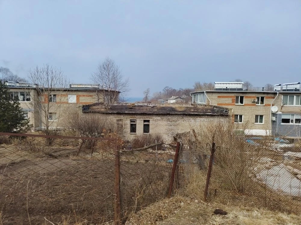 Административное здание, нежилое, общей площадью 131,7 кв.м., этажность: 1, в том числе 0 подземный, кадастровый номер 25:35:090101:443, местоположение: Приморский край, городской округ ЗАТО Фокино, пгт. Путятин, ул. Нагорная, д. 21В