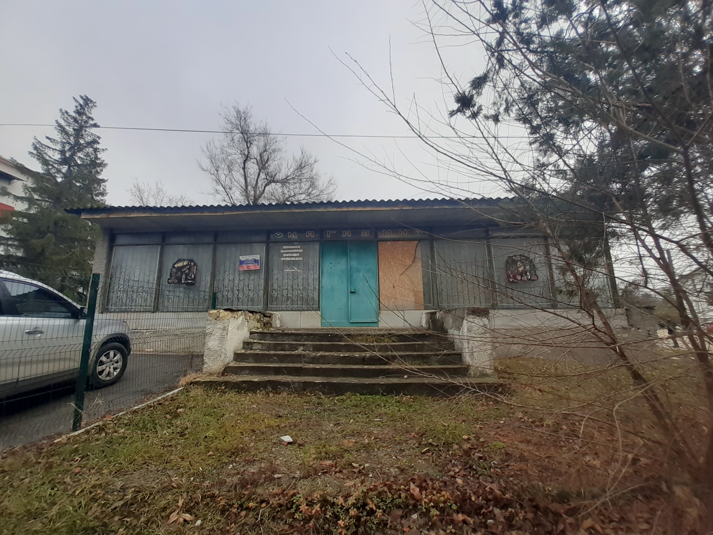 нежилое здание – торговый павильон площадью 117,0 кв. м, кадастровый номер 90:02:010102:2283, расположенное по адресу: Российская Федерация, Республика Крым, м.р-н Белогорский, г.п. Белогорск, г. Белогорск, ул. Нижнегорская, д. 49, начальной минимальной стоимостью 3 474 966 (три миллиона четыреста семьдесят четыре тысячи девятьсот шестьдесят шесть рублей 66 копеек (с учетом НДС)
