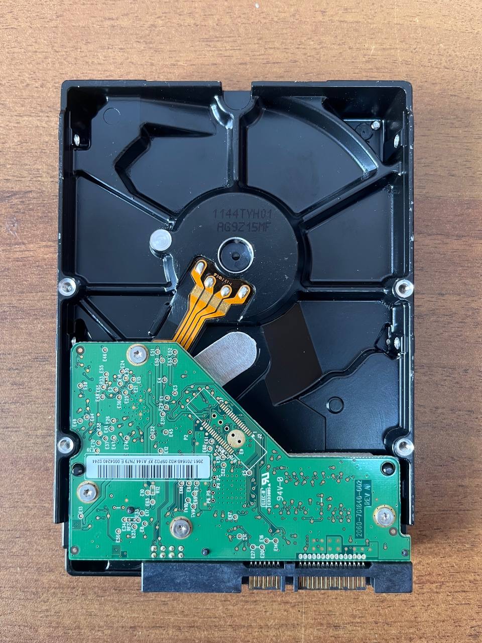 1. Накопитель жесткого диска "Seagate s/n SRA056JF" — 1 шт.     2. Накопитель жесткого диска SEAGATE s/n 6QZ0WCS2 - 1 шт.     3. Накопитель жесткого диска Hitachi s/n HK2N1KJV — 1 шт.     4. Накопитель жесткого диска Western Digital s/n WCAWF0529020 — 1 шт.