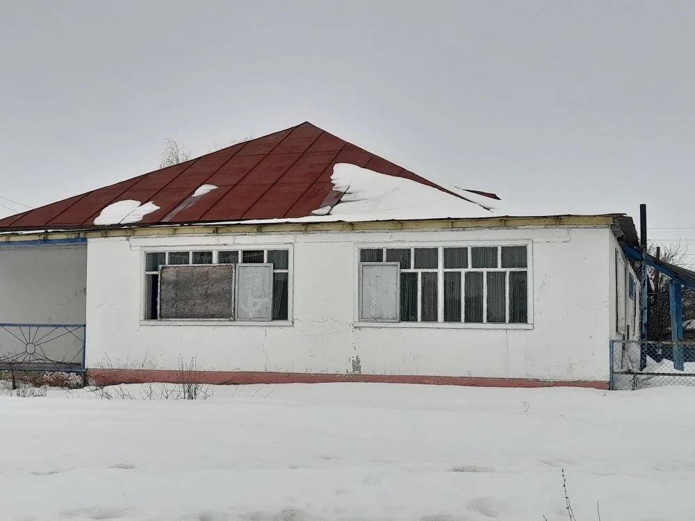 Нежилое здание столовой с земельным участком
