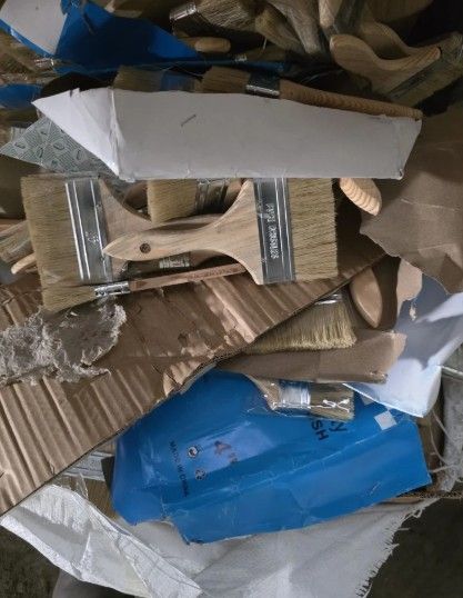 13. Литий-ионная (Li-lon) аккумуляторная батарея «Makita 18V/2Ah BL1820G», 9. Клапан выпускной «NISSAN 13202-1LAOD» 42.Ручная швабра для уборки полов. 31.Рассекатель пламени. 2. Бельевая веревка бытовая 11.Кисти малярные (перечень в документации)