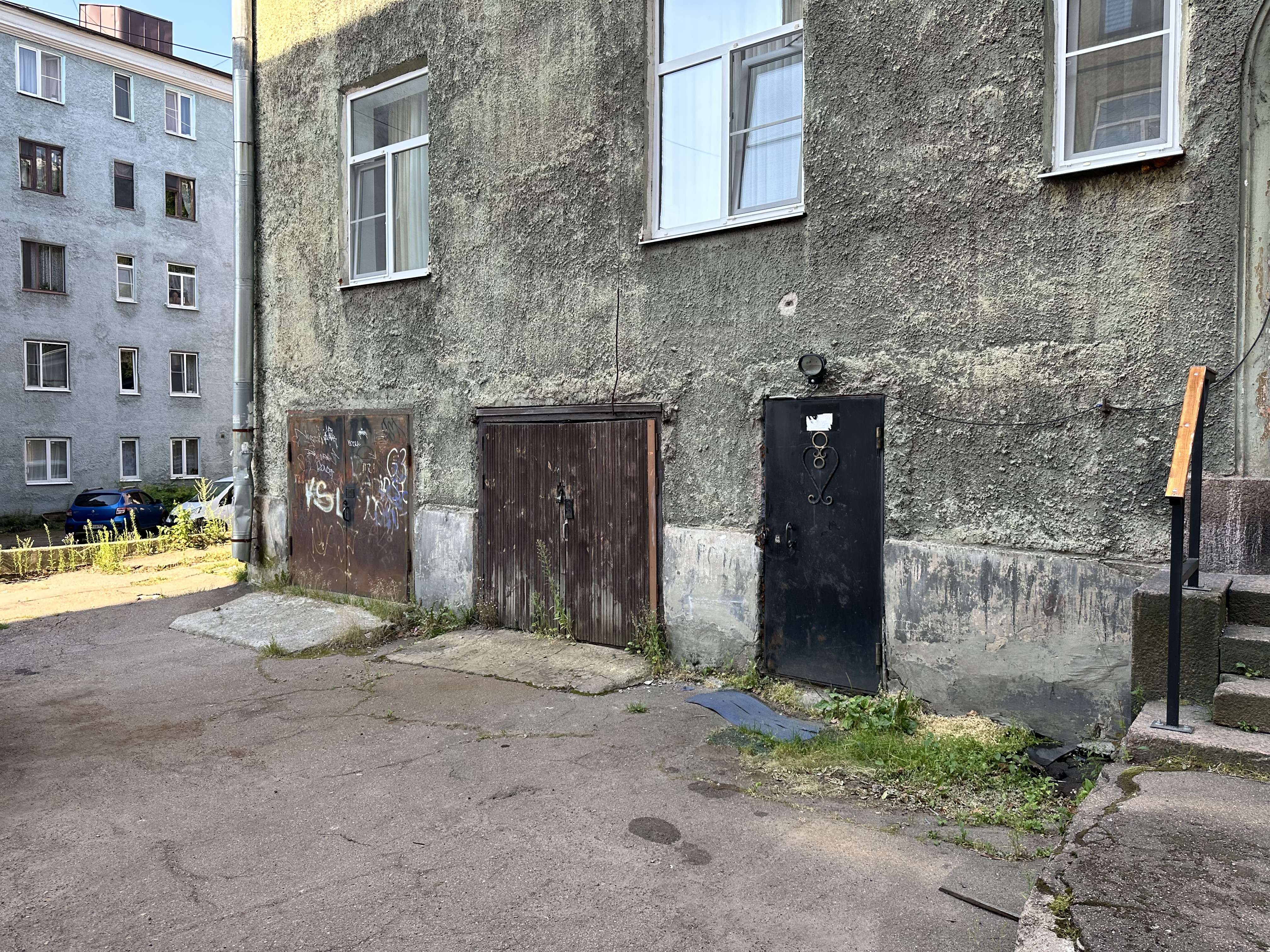 Встроенное нежилое помещение (гараж) общей площадью 16,0  кв.м., кадастровый номер 47:01:0000000:45195, расположенное  по адресу: Ленинградская область, г. Выборг, пер. Школьный, д. 3, помещение 7Н
