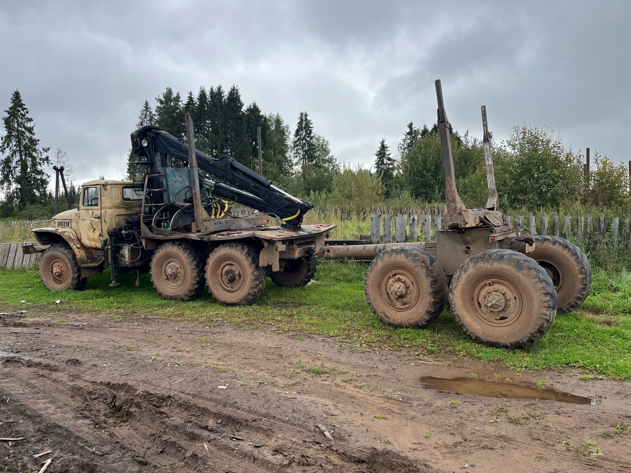 УРАЛ 432043, г/н отсутствует, Модель: 555700 XIP 555700 M0027864, Двигатель: Камаз 740, с гидравлическим манипулятором и прицепом-роспуском 906606, Год выпуска: 2013, г/н АК498318, Идентификационный номер (VIN): X89906606D0DK2104.