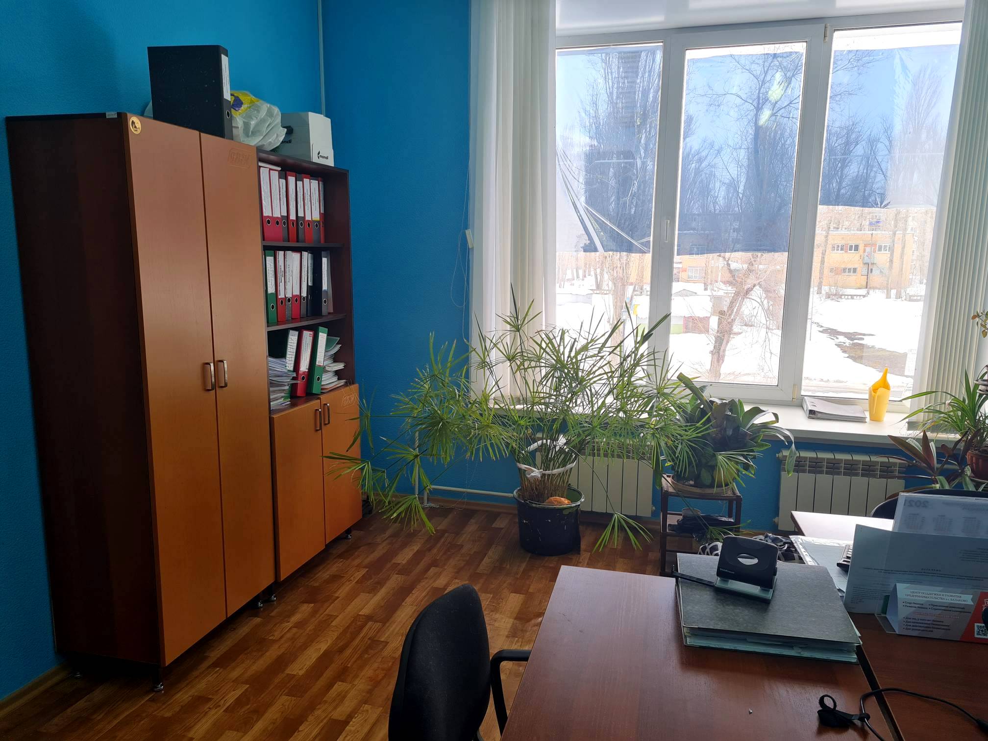 Нежилое офисное помещение площадью: 12,7 кв. м., номер помещения – 31, расположенное на 2 этаже здания МАУ «Бизнес-инкубатор БМР», входит в состав объекта муниципальной собственности Балаковского муниципального района Саратовской области – административного здания, общей площадью 2 213,7 кв. м кадастровый номер 64:40:020405:173.