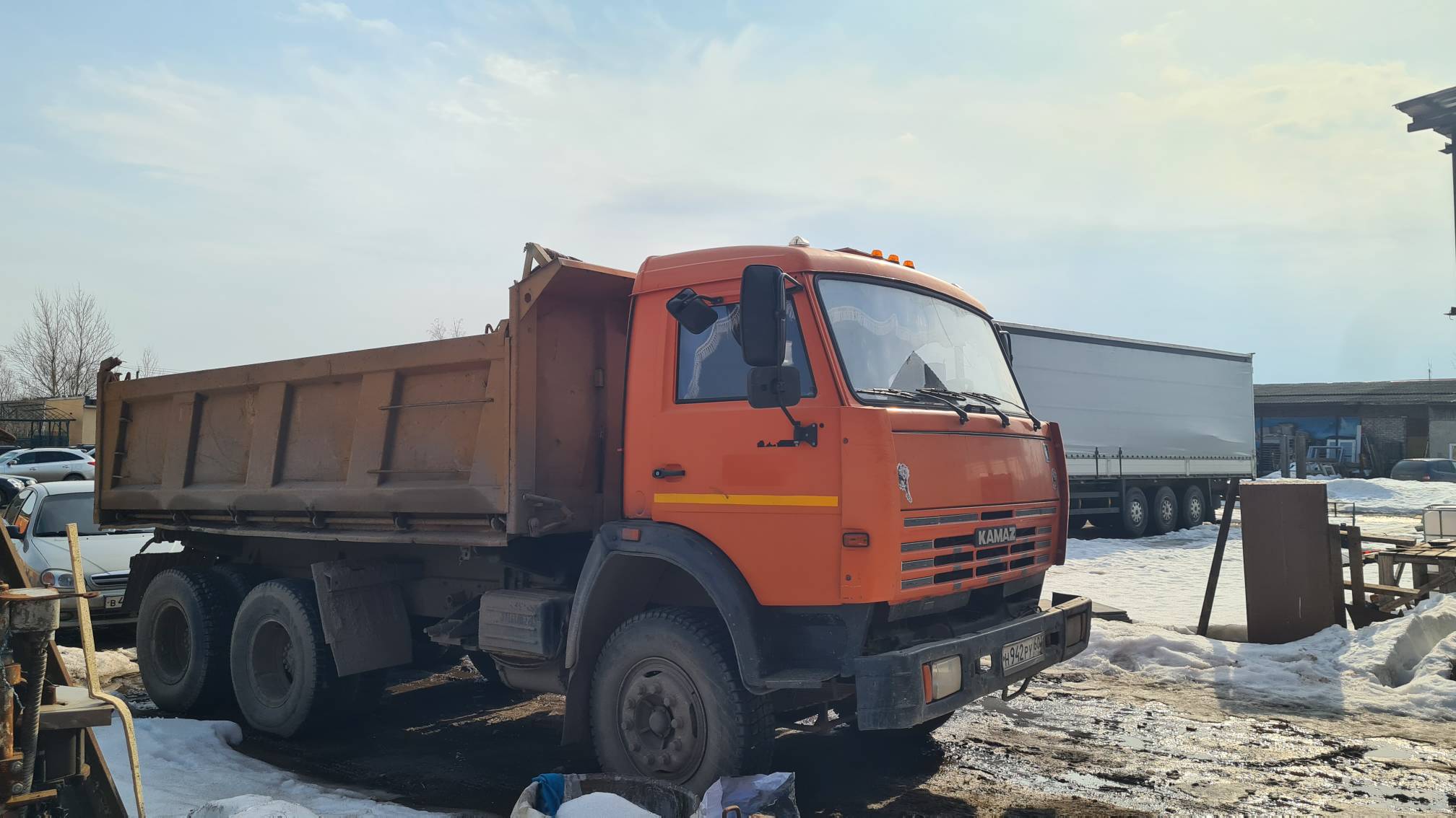 Лот № 3 (вторичные). Грузовой самосвал КАМАЗ 45142-10-15, 2007 года выпуска, государственный номер Н942РУ60, идентификационный номер (VIN) X1F45142R70000199. Местонахождение: Псковская обл., г. Великие Луки, ул. Прудная, д. 2. Основание для реализации на торгах - постановление судебного пристава-исполнителя о передаче на реализацию на торги. Должник (собственник) – ООО «Мехколоннастрой»