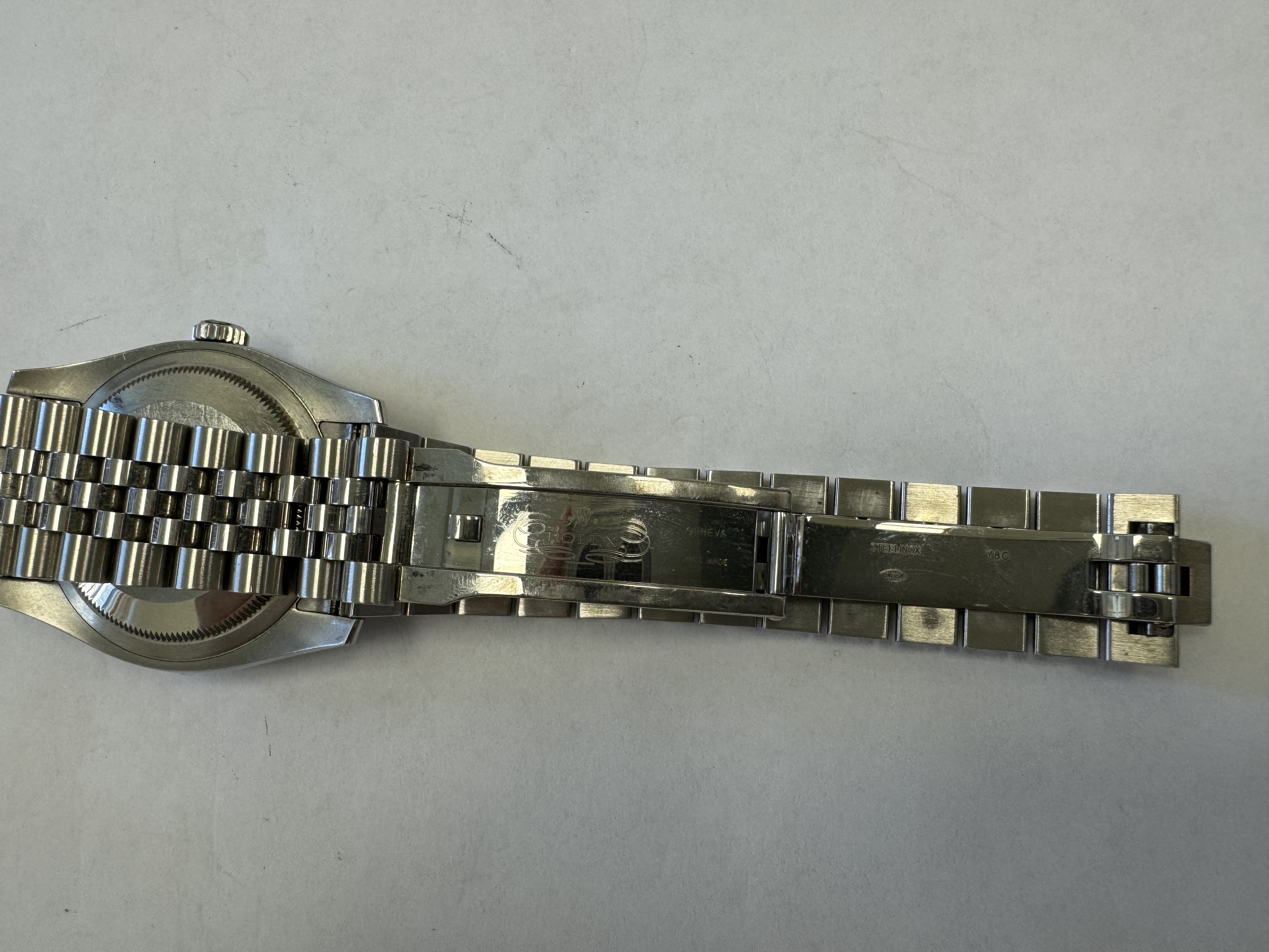 Наручные часы «Rolex Datejust ref. 116244»(идентификационный номер на часах — «63T71126»), корпус круглый из металла серебристого цвета. Замок с штампованной надписью: «ROLЕХ», «GENEУА», «SWISS МАDЕ», б/у