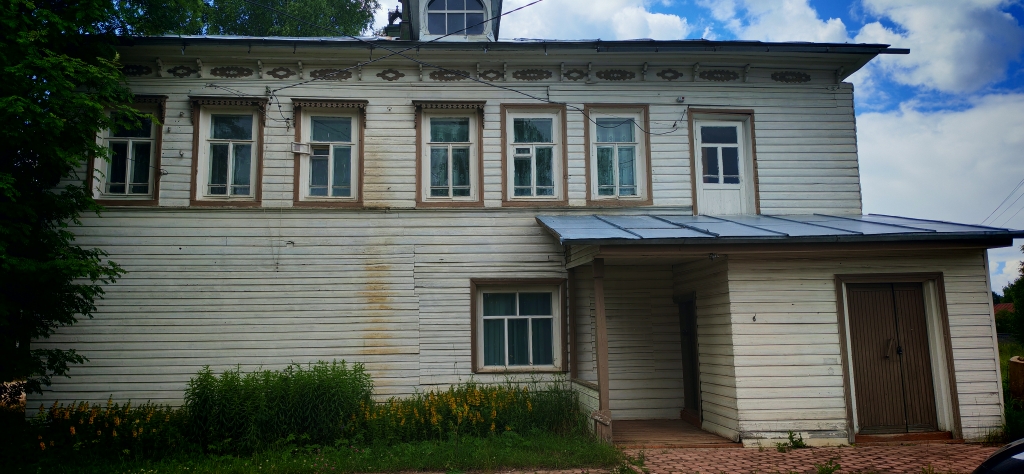 Нежилое здание с земельным участком