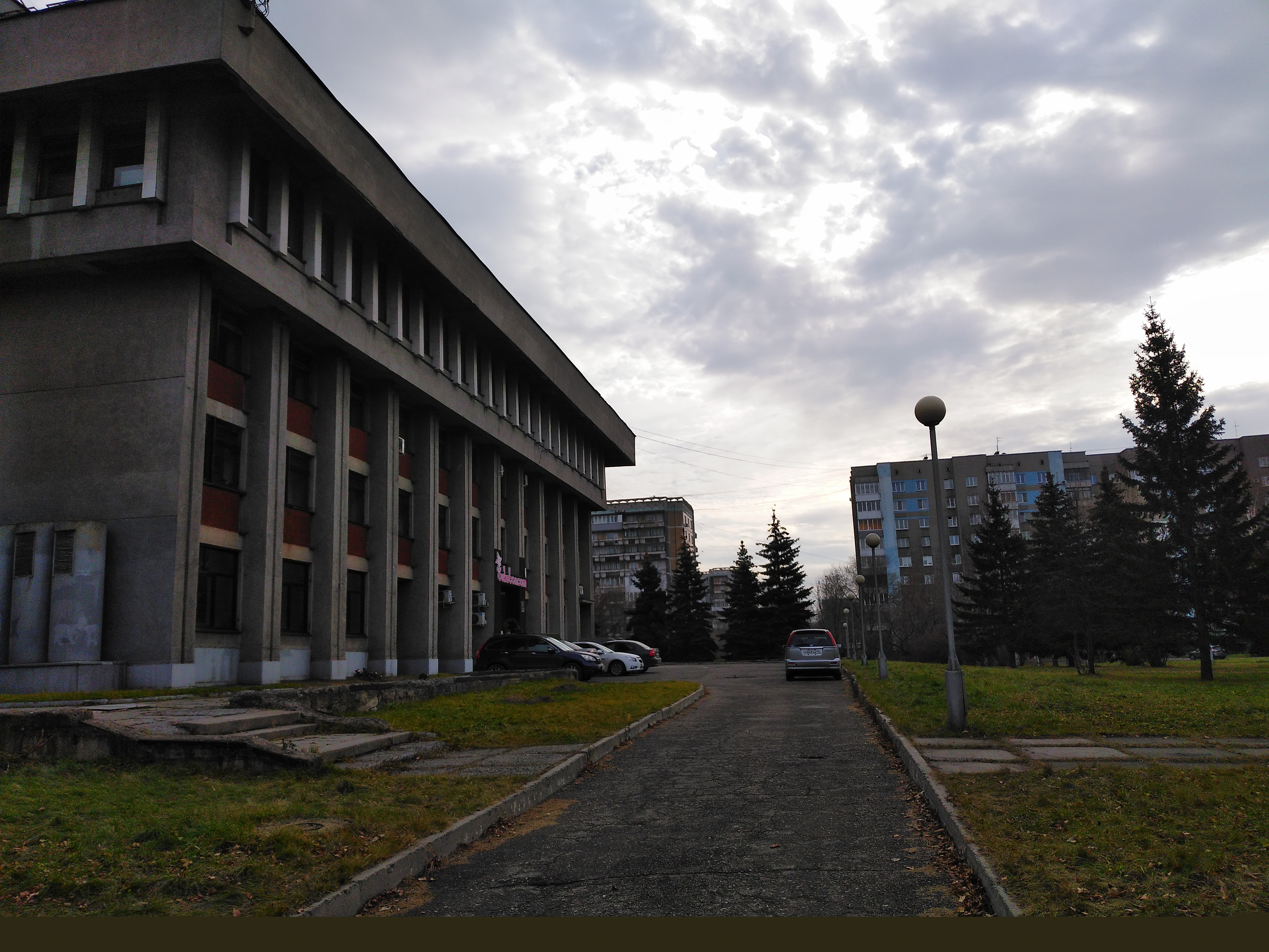 Нежилое помещение общей площадью 84,8 кв.м., с кадастровым номером 42:30:0301063:198, расположенное по адресу: Кемеровская область, г. Новокузнецк, ул. Свердлова, д. 20, пом. 19.