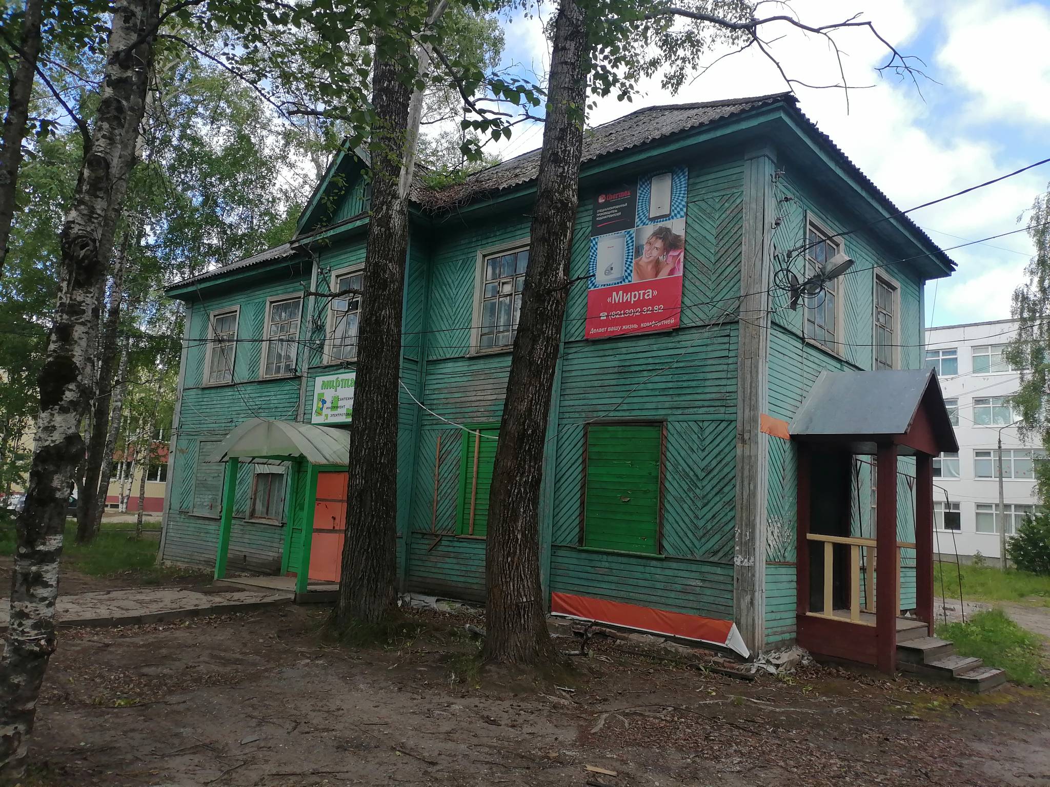 Муниципальное имущество, находящееся в собственности муниципального округа «Княжпогостский»: нежилые помещения, расположенные по адресу: г. Емва, ул. Дзержинского, д. 98 с земельным участком