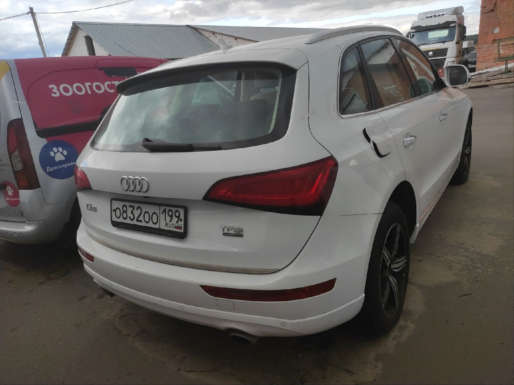 Легковой автомобиль AUDI Q5, 2015 года выпуска, идентификационный номер (VIN): WAUZZZ8R0FA098743, № кузова (прицепа): WAUZZZ8R0FA098743, шасси (рамы): отсутствует, мощность двигателя: 224 л.с., 165 кВт, объем двигателя: 1984 см. куб., цвет: белый, гос. номер О832ОО199