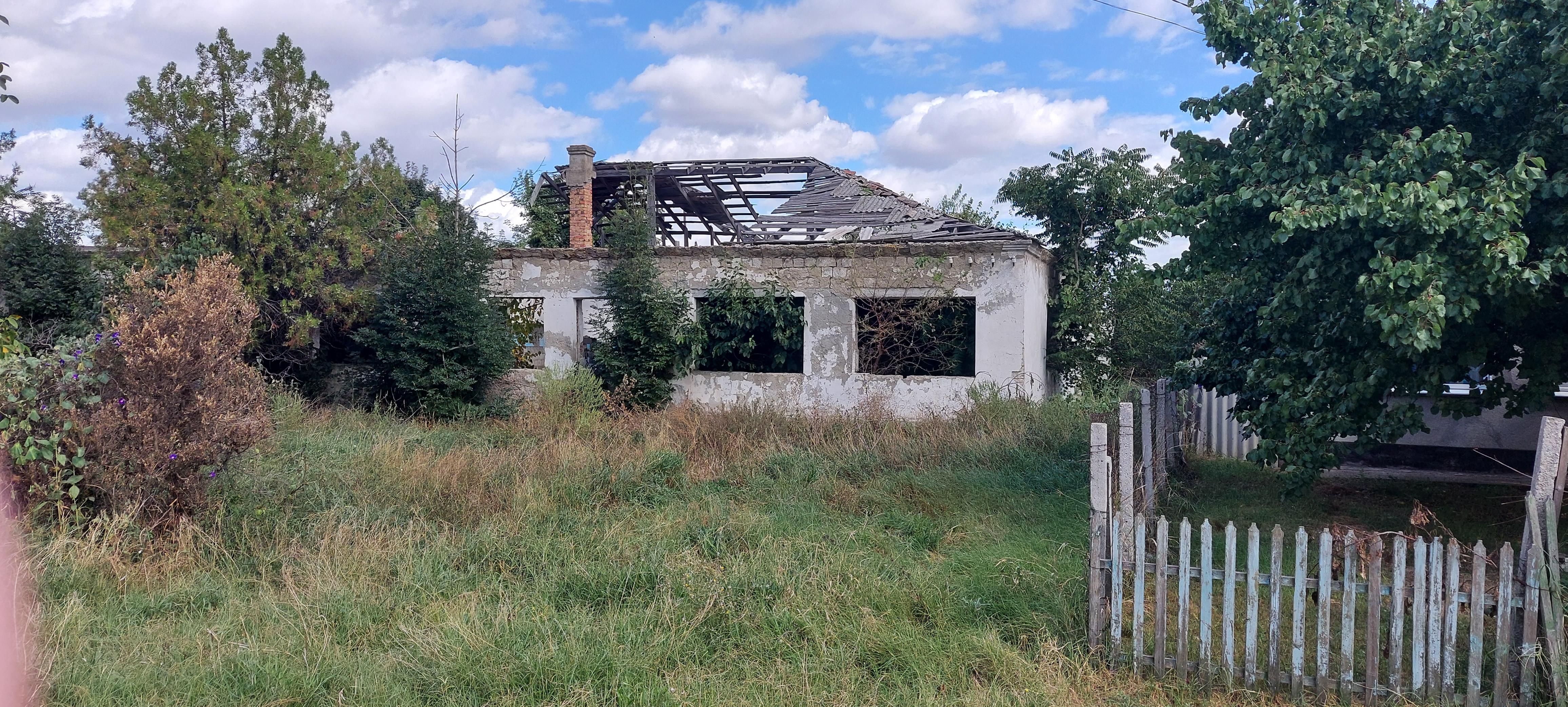Нежилое здание площадью 664,5 кв. м, кадастровый номер 90:13:040501:1236, с расположенным под ним земельным участком площадью 2112 кв. м, кадастровый номер 90:13:040501:1237 (категория земель – земли населенных пунктов; вид разрешенного использования – бытовое обслуживание), по адресу: Республика Крым, Советский р-н, с. Надежда, ул. Мира, д. 16.
