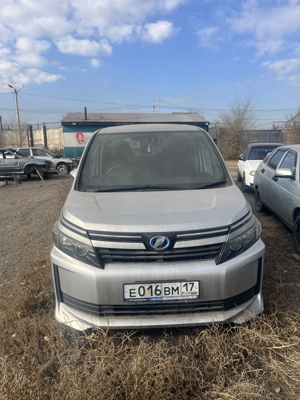 Транспортное средство марки «Toyota Voxy», 2014 г.в., с государственным регистрационным номером Е016ВМ17.