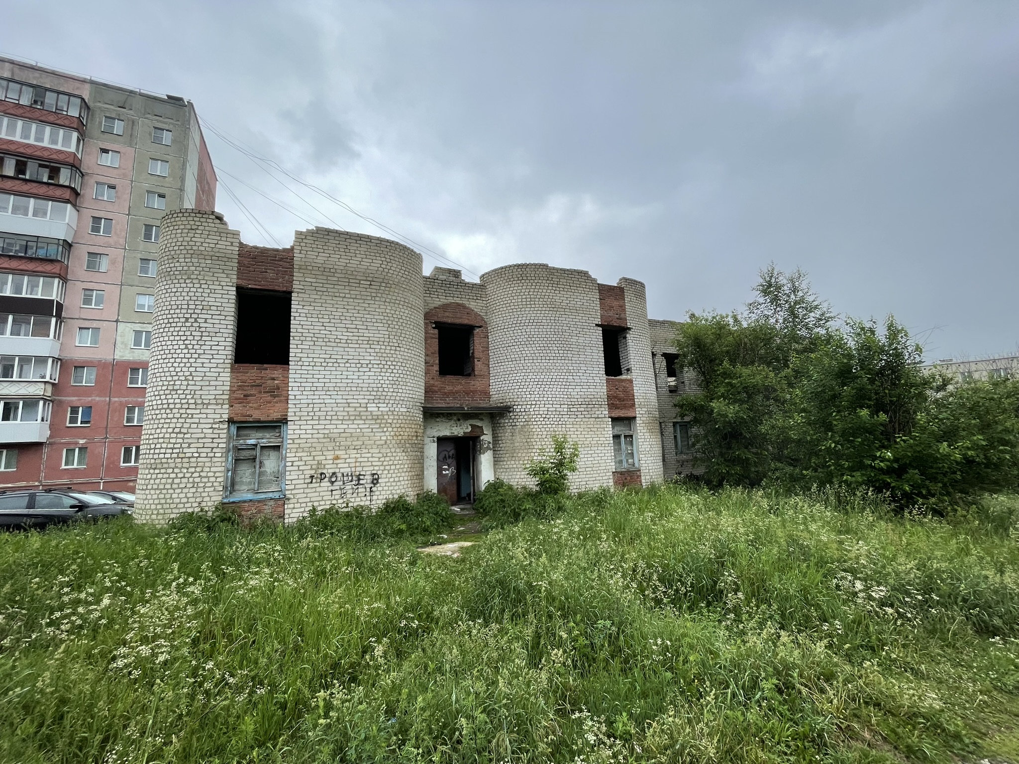 Нежилое здание, назначение: нежилое, площадь: 2032,8 кв. метра, количество этажей: 3, в том числе подземных 1, кадастровый номер: 74:25:0301409:3683, расположенное по адресу: Российская Федерация, Челябинская область, Златоустовский городской округ, г. Златоуст, около МКД № 10 по ул. им. Е.И. Пугачева, с отчуждением земельного участка (площадь 2082,0 кв. м.).