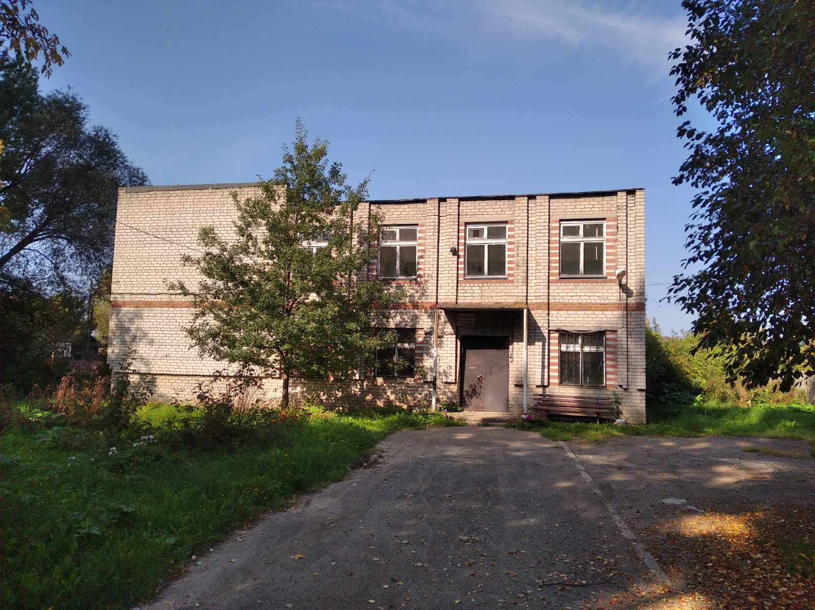 Здание конторы с земельным участком