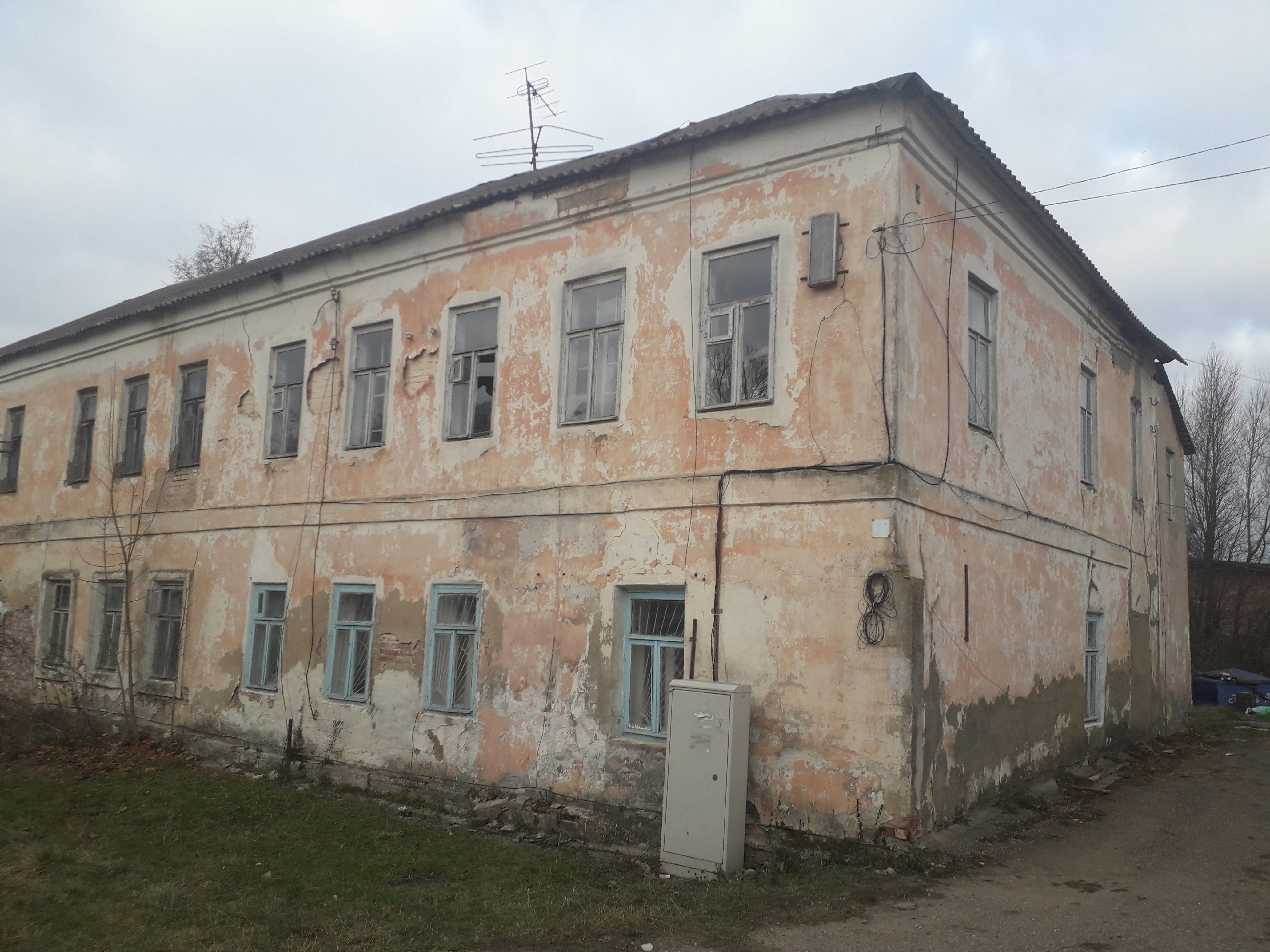 – Здание площадью 600,7 кв.м, 2-этажное, с кадастровым номером 67:06:0010150:25, (объект культурного наследия регионального значения – охранное обязательство от 24.02.2014 № 1792), расположенное по адресу: Российская Федерация, Смоленская область, Дорогобужский район, г. Дорогобуж, ул. Карла Маркса, д. 81, и земельный участок из категории земель населенных пунктов, площадью 1444 кв.м, с кадастровым номером 67:06:0010150:44, с разрешенным использованием: бытовое обслуживание, расположенный по а