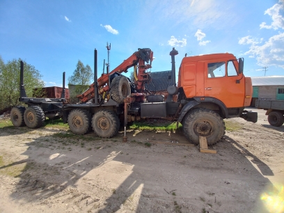 Грузовой автомобиль КАМАЗ 43105, 2011 г.в.; г/н: Р999ОР43; цвет: оранжевый; VIN: X89689941B0EV3029, код специального назначения ТС: лесовоз; установлено дополнительное оборудование в виде гидроманипулятора
