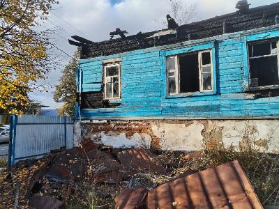 Земельный участок площадью 1551 кв.м с кадастровым номером 32:19:0211906:1, с расположенными на нем объектами недвижимого имущества: сарай с кадастровым номером 32:19:0211906:102, уборная с кадастровым номером 32:19:0211906:101, здание контрольно-пропускного пункта "Погар" с хозяйственными постройками с кадастровым номером 32:19:0211906:51, по адресу: Брянская область, муниципальный район Погарский, городское поселение Погарское, поселок городского типа Погар, улица Ленина, дом 52