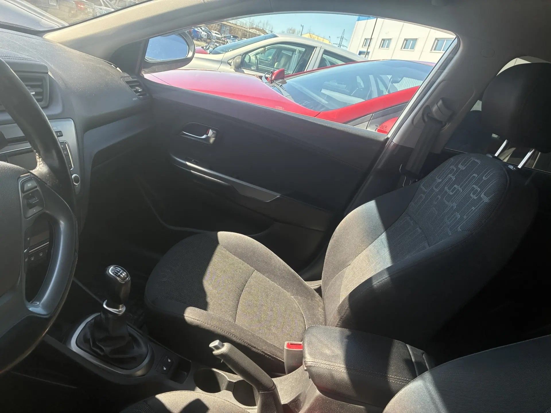 Автомобиль марки "КИА РИО KIA RIO" VIN-Z94CC51BAHR101307, 2017 г.в., серебристого цвета, г/з А347МС186 ТС обременено ЗАЛОГОМ, который остается на имуществе, согласно ГК РФ (покупатель оплачивает залог самостоятельно). ТС имеет ограничения ФССП на регистрационные действия (ключи и документы отсутствуют, техническое состояние не проверялось, пробег не известен). Имущество продается в том виде, в каком оно есть, в случае продажи возврату/обмену не подлежит.