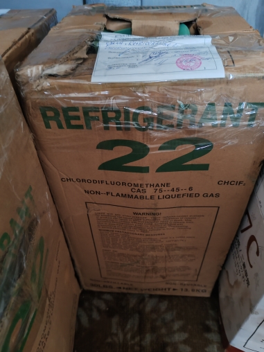 Три баллона зеленого цвета с фреоном в картонных коробках с маркировкой «REFRIGERANT 22 CHLORODIFLUOROMETHANE CHCLF2". Общий вес - 40,80 кг.