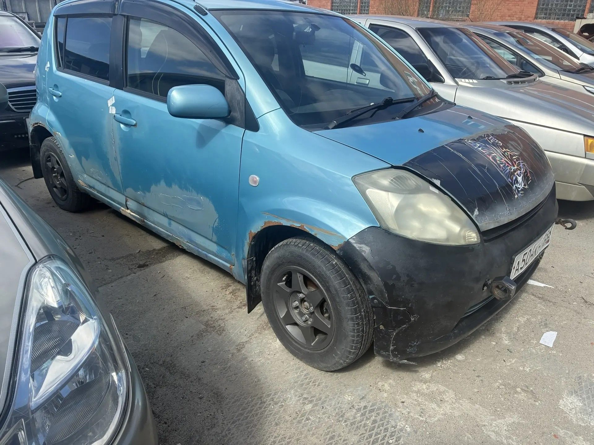 Автомобиль марки "DAIHATSU BOON" г.р.з. А504КН186, цвет голубой, номер двигателя 0240979, г.в. 2006. (ключи и документы отсутствуют, техническое состояние не проверялось, пробег не известен). Имущество продается в том виде, в каком оно есть, в случае продажи возврату/обмену не подлежит. За скрытые дефекты имущества Продавец ответственности не несет.