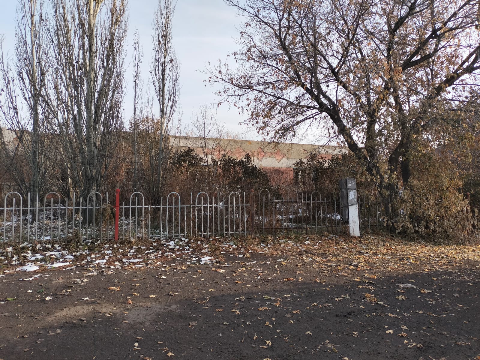 Нежилое здание с земельным участком