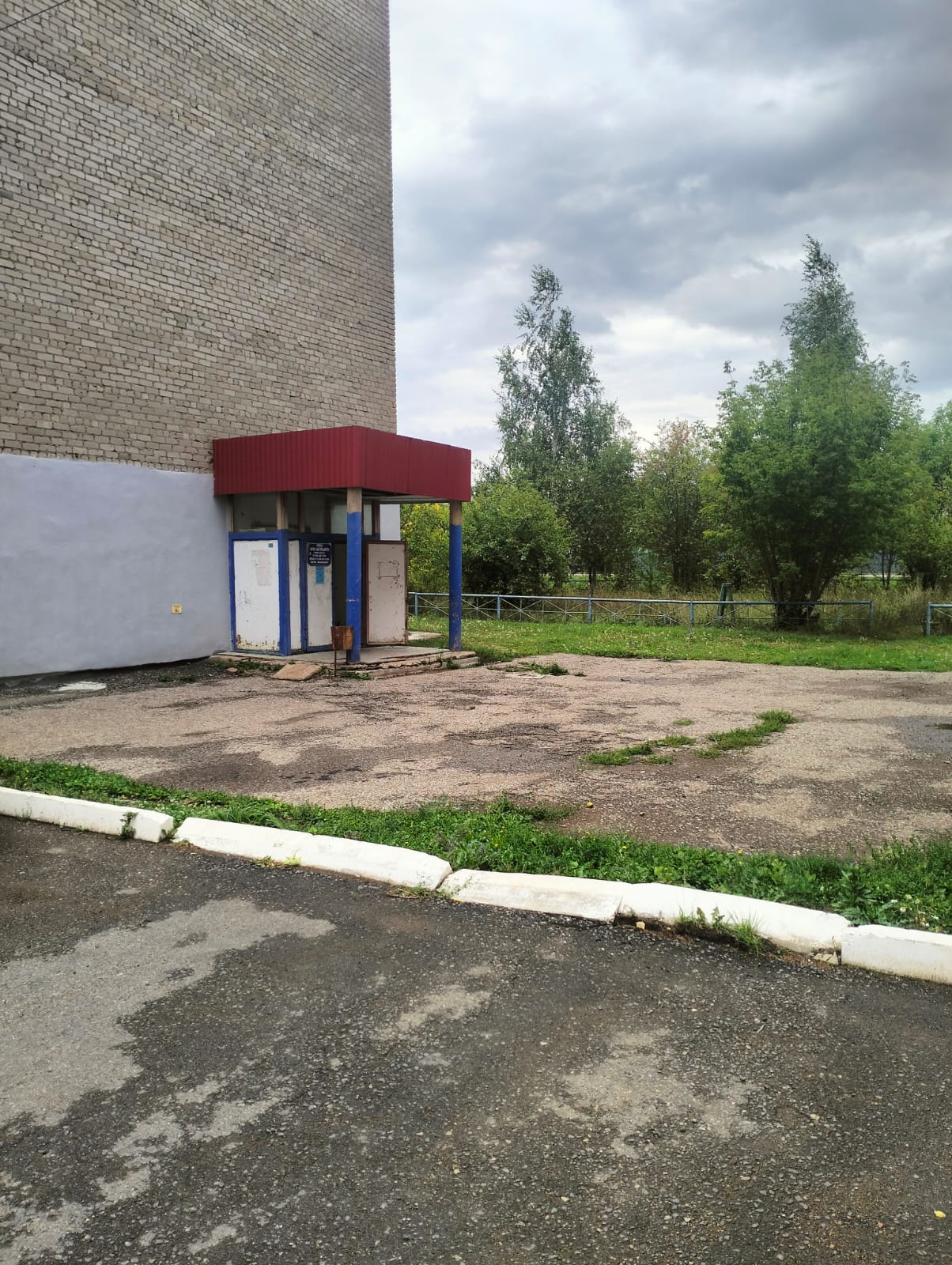 Нежилое помещение на цокольном этаже в пятиэтажном жилом здании, номер на поэтажном плане 1-3, 13-27 (литера А1)