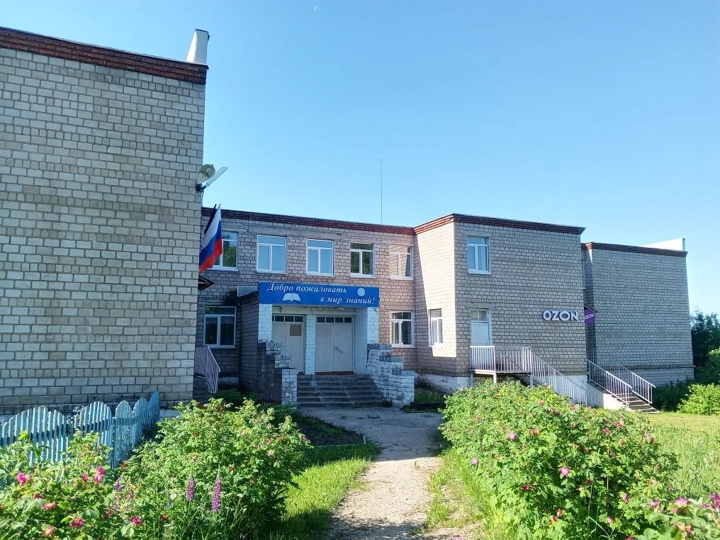 Нежилое помещение площадью 52,8 кв.м (№ на поэтажном плане - 1), расположенное на 2 здания с кадастровым № 18:17:057002:237 по адресу: Удмуртская Республика, Можгинский район, д. Мельниково, ул. Нагорная, зд. 1.