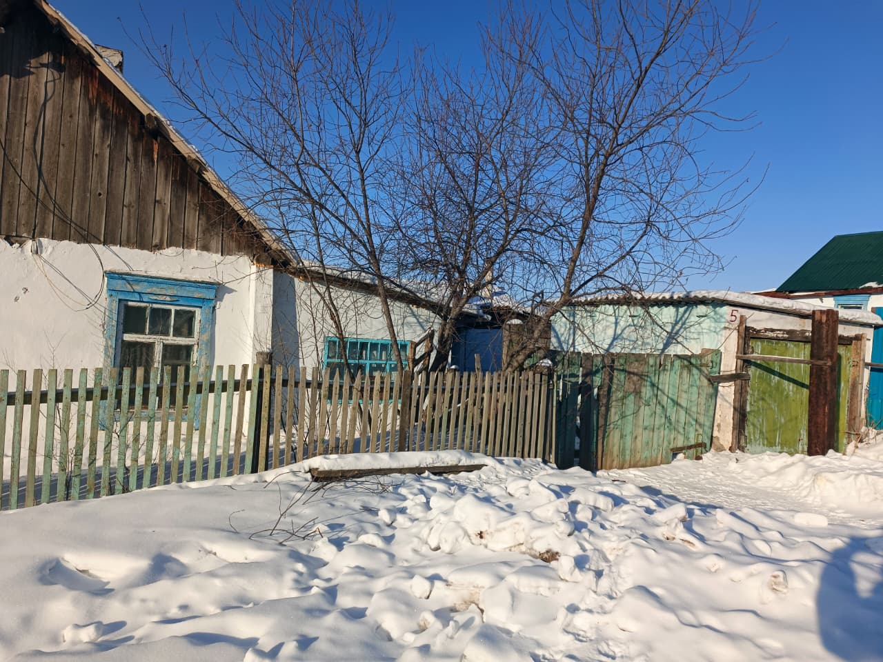 Жилой дом, назначение: жилое, 1 этажа (в т.ч. подземный 0), кадастровый номер 75:24:270113:75, площадь 30,8 кв.м., расположенный по адресу: Забайкальский край, Шилкинский район, пгт. Холбон, ул. Маяковского, д. 5 с земельным участком, категория земель: земли населенных пунктов, виды разрешённого использования: для личного подсобного хозяйства, кадастровый номер 75:24:270113:18, площадь 1238 кв.м.,