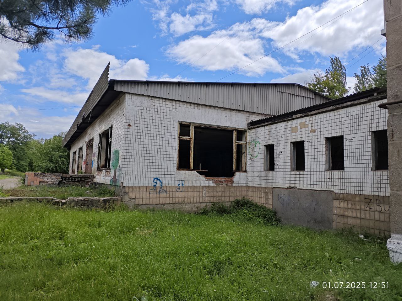 Здание магазина лит. Б-1 общей площадью 1 163,70 кв.м (кадастровый номер 93:29:0030101:3712), расположенное по адресу: Российская Федерация, Донецкая Народная Республика, городской округ Енакиево, город ЮноКоммунаровск, улица Ильича, дом 45, находящееся в собственности Донецкой Народной Республики