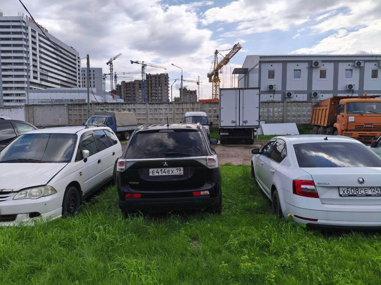 Легковой автомобиль Mitsubishi Outlander, 2012г.в., г/н Е414ЕХ19, VIN JMBXTGF2WDZ012403, номер кузова JMBXTGF2WDZ012403, номер двигателя 4В11 КХ761R, цвет черный. Начальная цена продажи 970 000 руб. Задаток 145550 руб.