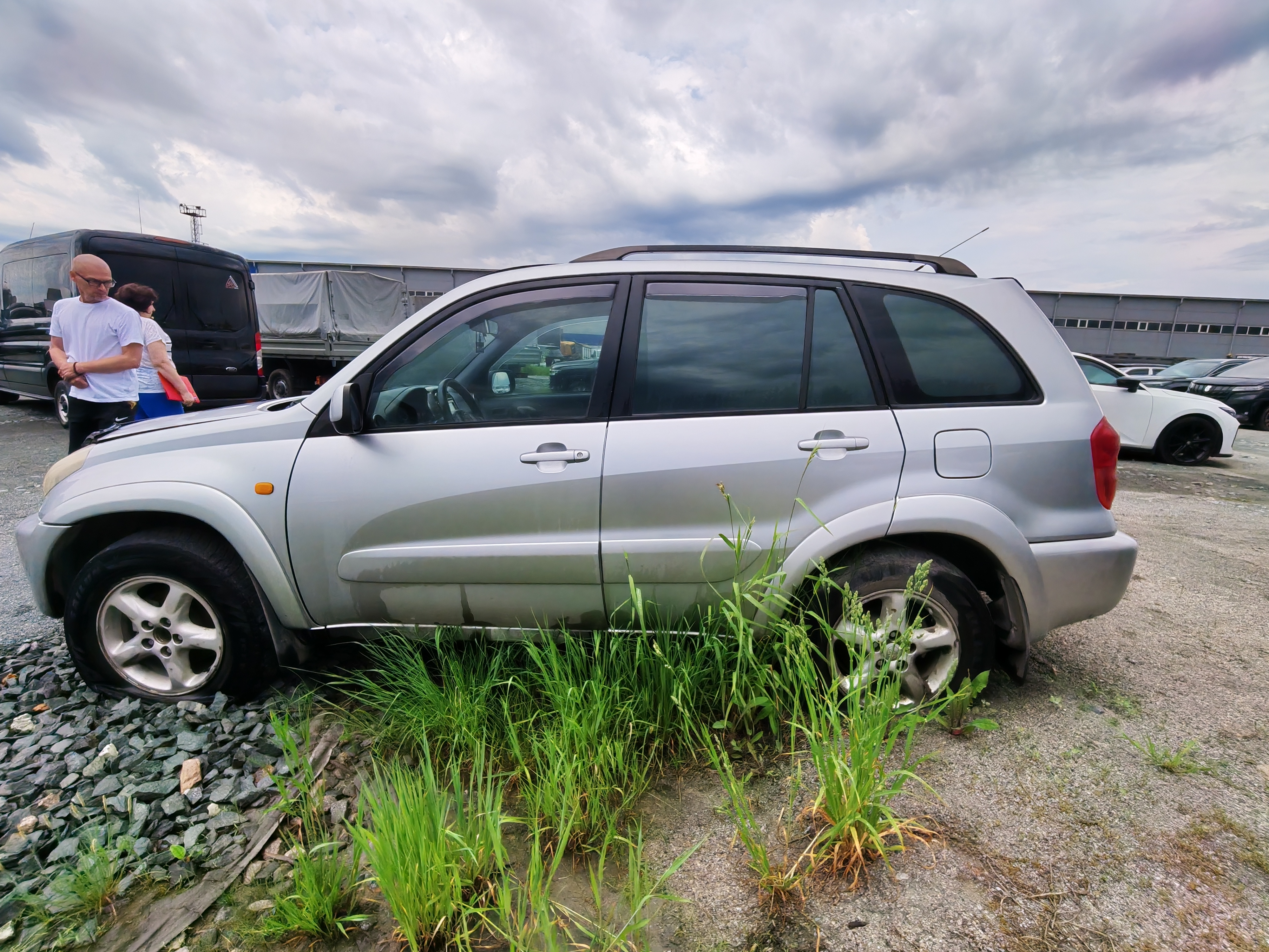 Легковой автомобиль Toyota Rav 4, 2002 г.в., г/н Н831АЕ154 VIN: JTEHH20VX06041909, цвет белый серебристый (арест)