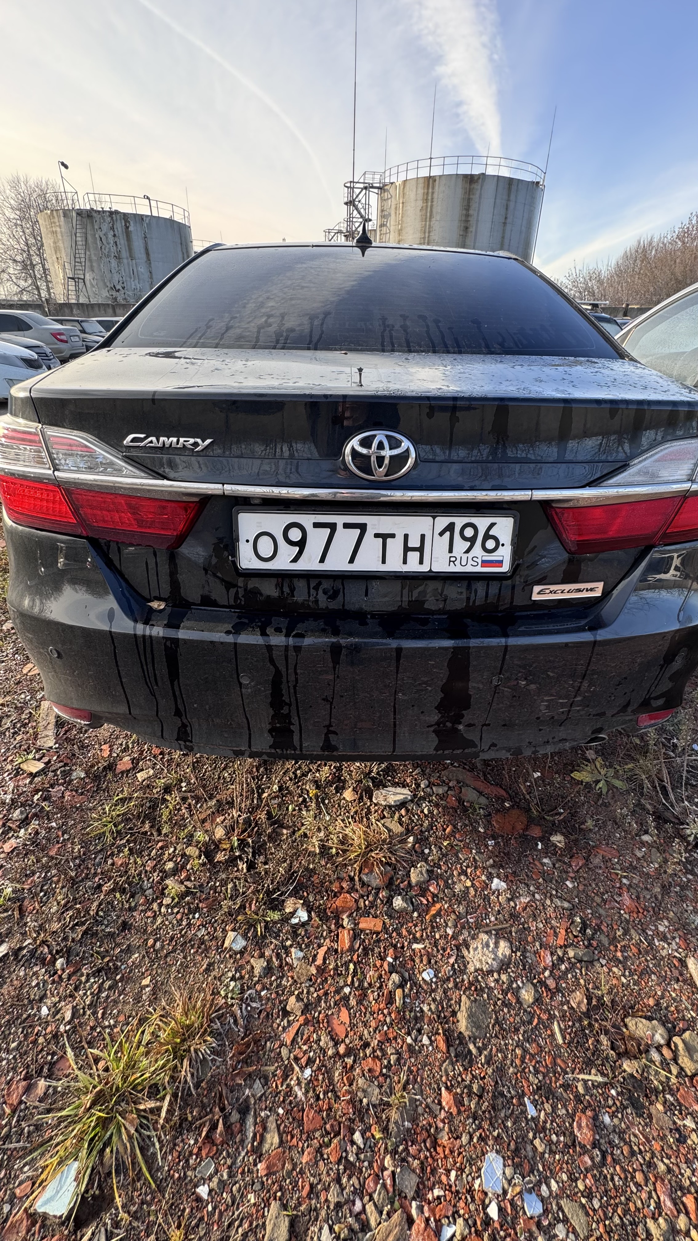 Автомобиль марки "ТОЙОТА CAMRY" с регистрационным знаком О 977 ТН 196 RUS, 2017 г.в., VIN W7BF4FK40S176635 (21-007963). На транспортные средства наложены ограничения(арест и/или залог, информация о которых размещена на официальных сайтах https://гибдд.рф, https://www.reestr-zalogov.ru/search). Сведения о комплектности и работоспособности отсутствуют. На транспортных средствах могут присутствовать и присутствуют ряд видимых дефектов. Хранение на открытой площадке с февраля 2025 года.