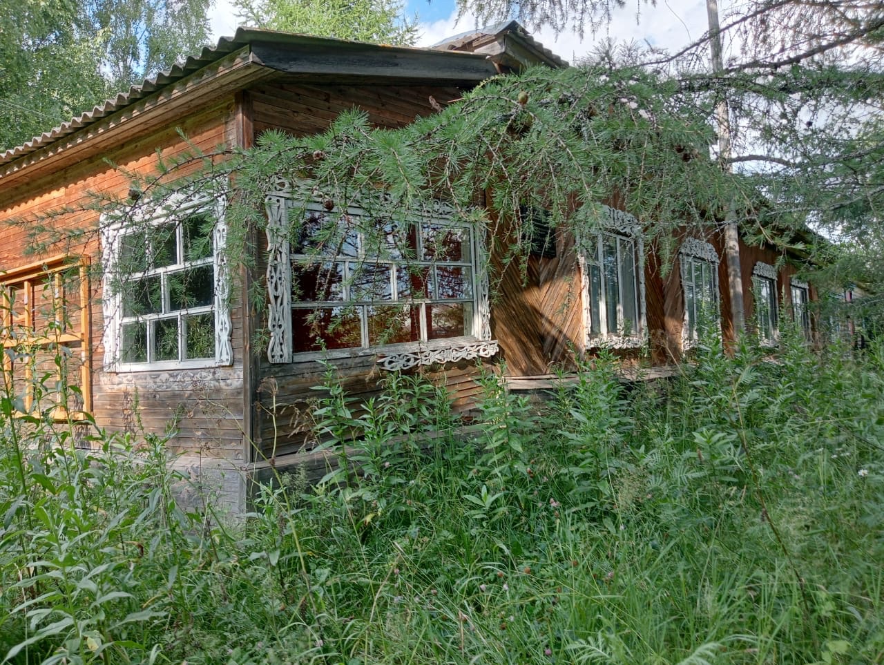 Нежилое здание, ½ доля в праве, назначение: нежилое, площадь 107,9 кв.м, кадастровый номер 44:09:130105:177, с одновременным отчуждением земельного участка, категория земель: земли населенных пунктов, вид разрешенного использования: под объекты общего пользования, площадь 1396 кв.м, кадастровый номер 44:09:130105:79