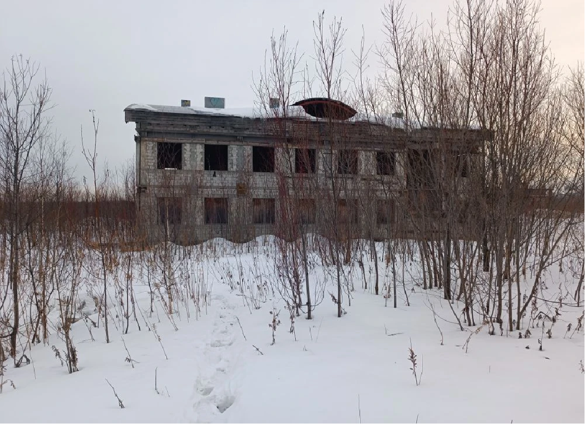 Областная психиатрическая больница в г. Южно-Сахалинске (1 очередь), поликлиника на 180 пос., площадь 1756,1 кв. м, кадастровый номер 65:01:0602005:1694 и земельный участок под ним с кадастровым № 65:01:0602005:2234