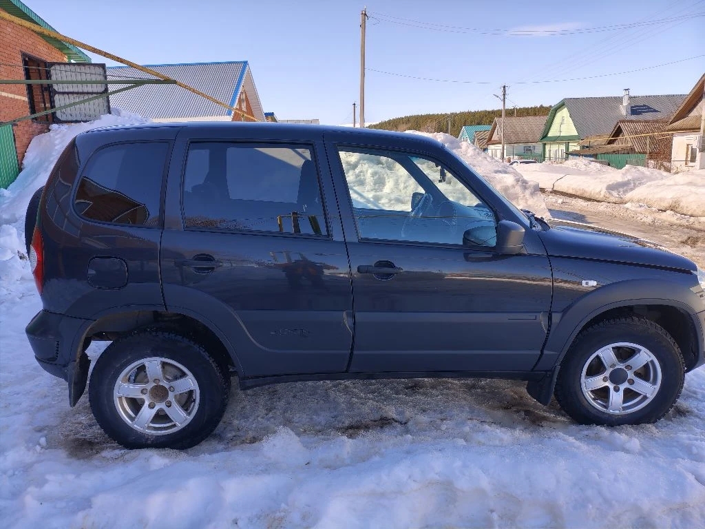 Автомобиль марки Chevrolet Niva
