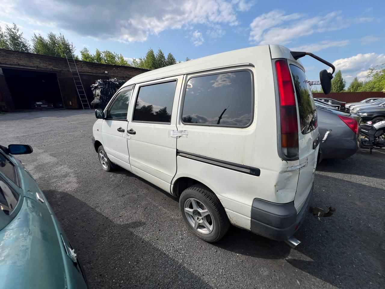 Автомобиль Тойота Таун Эйс, автомобиль ВАЗ 21053, автомобиль Ниссан Премьера, Транспортное средство Лада 211440, Автомобиль марки Тойота Корса