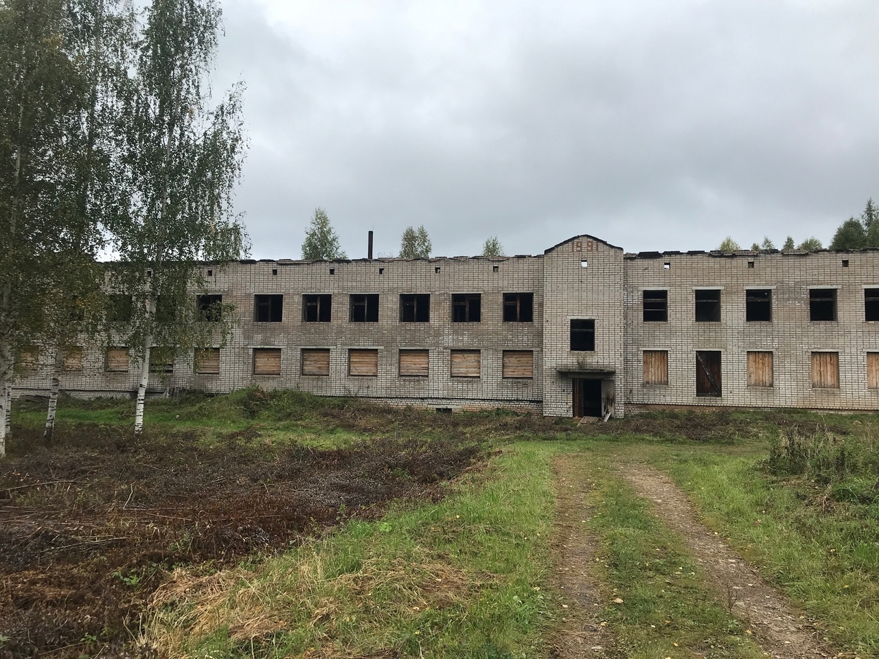Объект незавершенного строительства (здание школы), кадастровый номер 43:13:481902:350, площадь – 1642,4 кв.м. с земельным участком