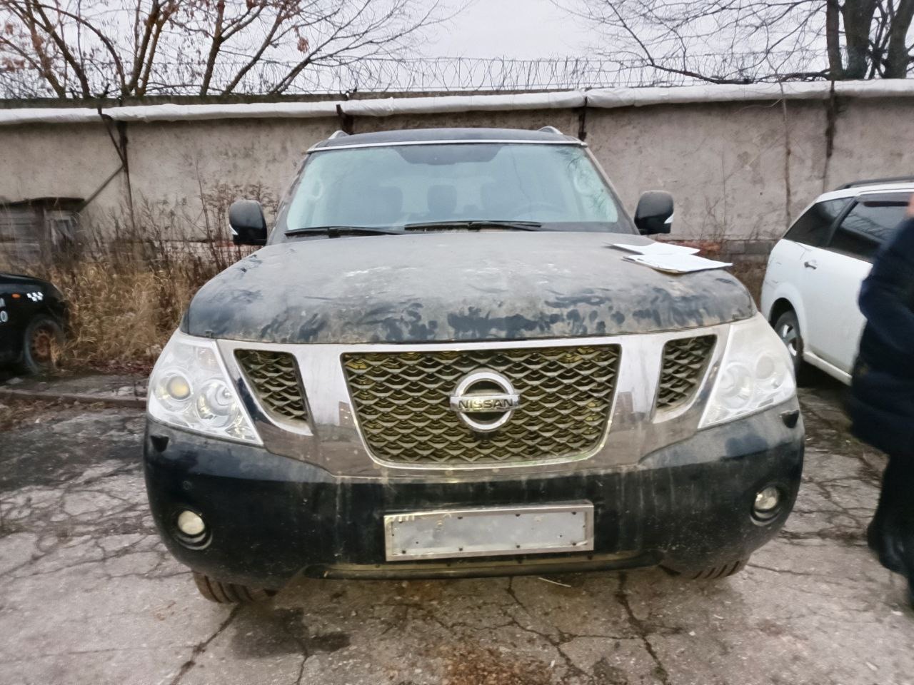 АМТС NISSAN PATROL, 2010 г.в., г/н В001АС21, VIN JN1TANУ62U0001104, СТС нет, повреждения на молдинге впереди, справа и слева, трещина на лобовом стекле слева наверху 25 см, аккумулятор отсутствует, машина не на ходу