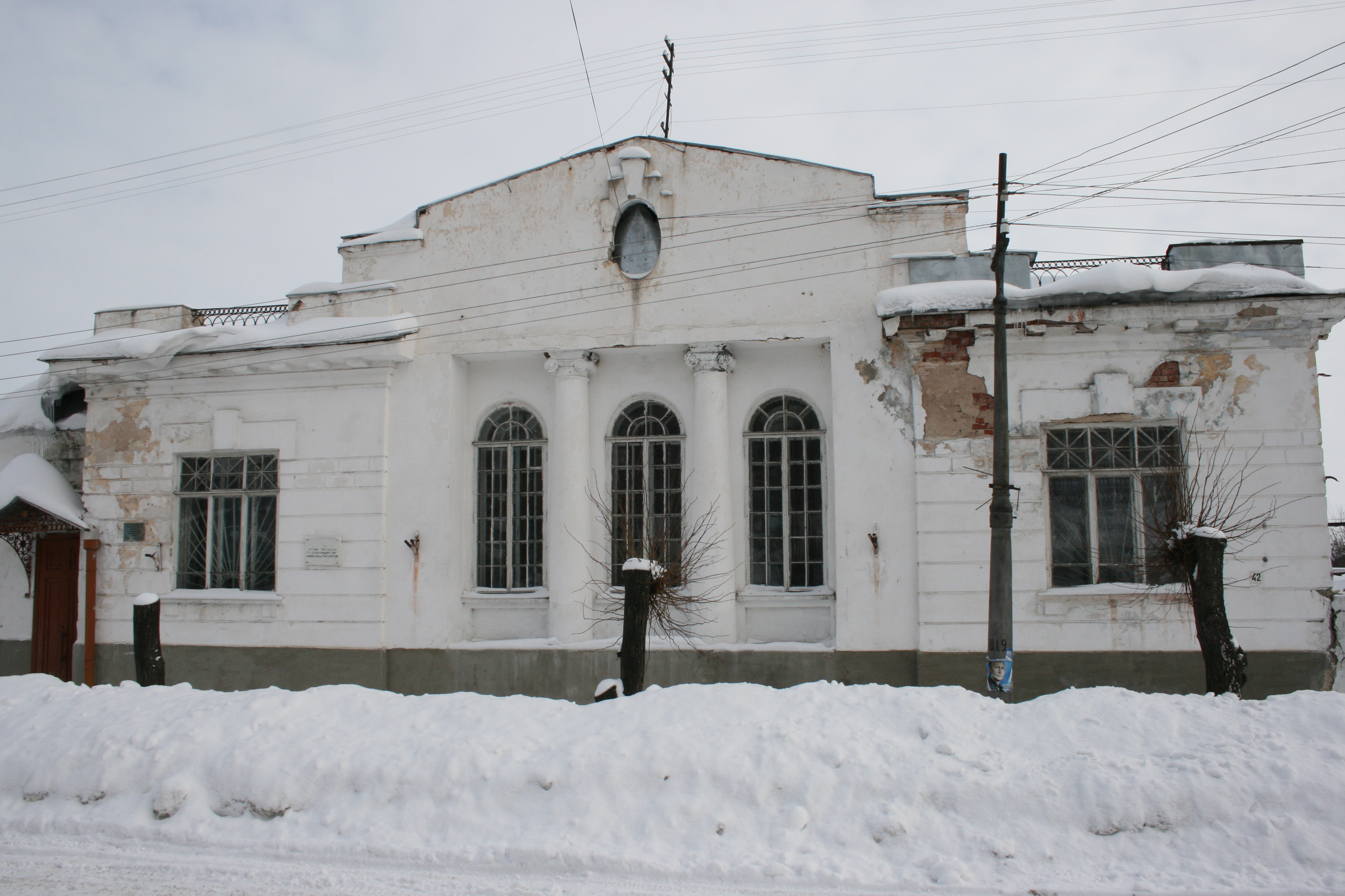 Недвижимое имущество по адресу: Ивановская область, р-н. Юрьевецкий, г. Юрьевец, ул. Советская, д. 42; здание, назначение: нежилое, наименование: нежилое здание, кадастровый номер 37:22:010203:111, площадь 626,1 кв. м, количество этажей, в том числе подземных этажей: 1; сооружение, назначение: сооружения трубопроводного транспорта, наименование: наружная тепловая сеть, протяженностью 51 метр, кадастровый номер 37:22:010203:326