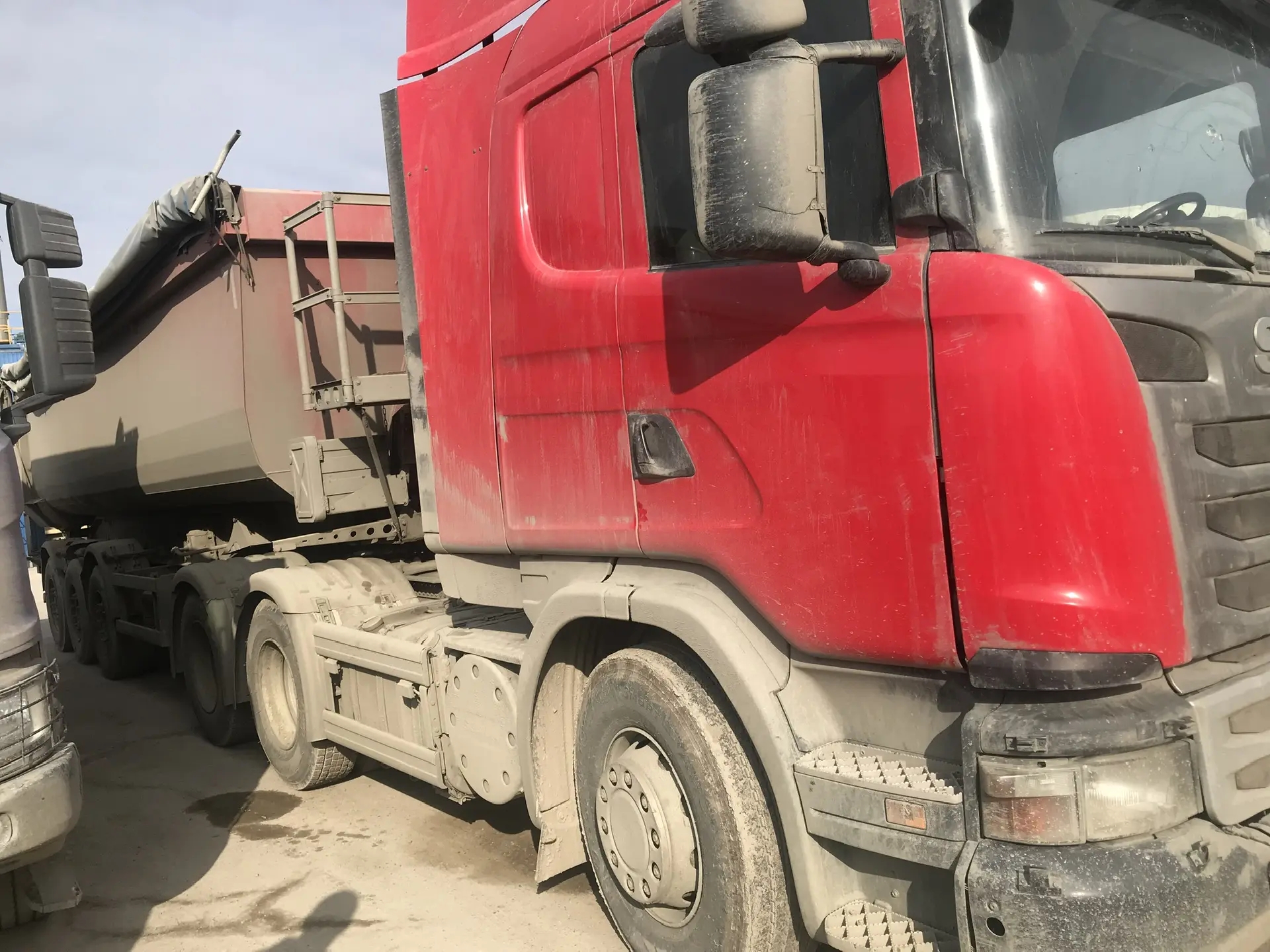 Тягач седельный Scania G400CA6X4HSA, 2016г.в., г/н Н709ОА124, VIN 9BSG6X40003895886, номер кузова отсутствует, номер шасси 9BSG6X40003895886, номер двигателя 8284874, цвет красный. Полуприцеп самосвал SCHMITZ CARGOBULL 90843, 2020 г.в., г/н НВ212124, VIN X1Y908430R1315423, номер кузова отсутствует, номер шасси WSM00000001315423, цвет синий. Начальная цена продажи 11 130 060,00 руб., в т.ч. НДС 2007060 руб. Задаток 1669520 руб.