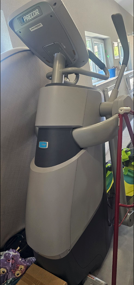 Беговая дорожка PRECOR AKBKB01180028, черно-белого цвета, б/у, должник Кушнарева О.В., (Поручение ТУ Росимущества в РО от 27.08.2026 № 61-1454-У). Адрес (местоположение): Ростовская область, п. Парковый, х. Рабатский, ул. Парковая, д. 8.
