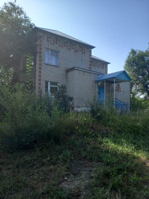 Нежилое здание, кадастровый номер 36:06:040003:114, площадью 886,3 кв.м., количество этажей 2, в том числе подземных - подвал, земельный участок кадастровый номер 36:06:0400004:115, общей площадью 3800,00 кв. м. Адрес (местонахождение объекта): Воронежская область, Верхнемамонский район, с. Дерезовка, ул. Центральная, д.66в.