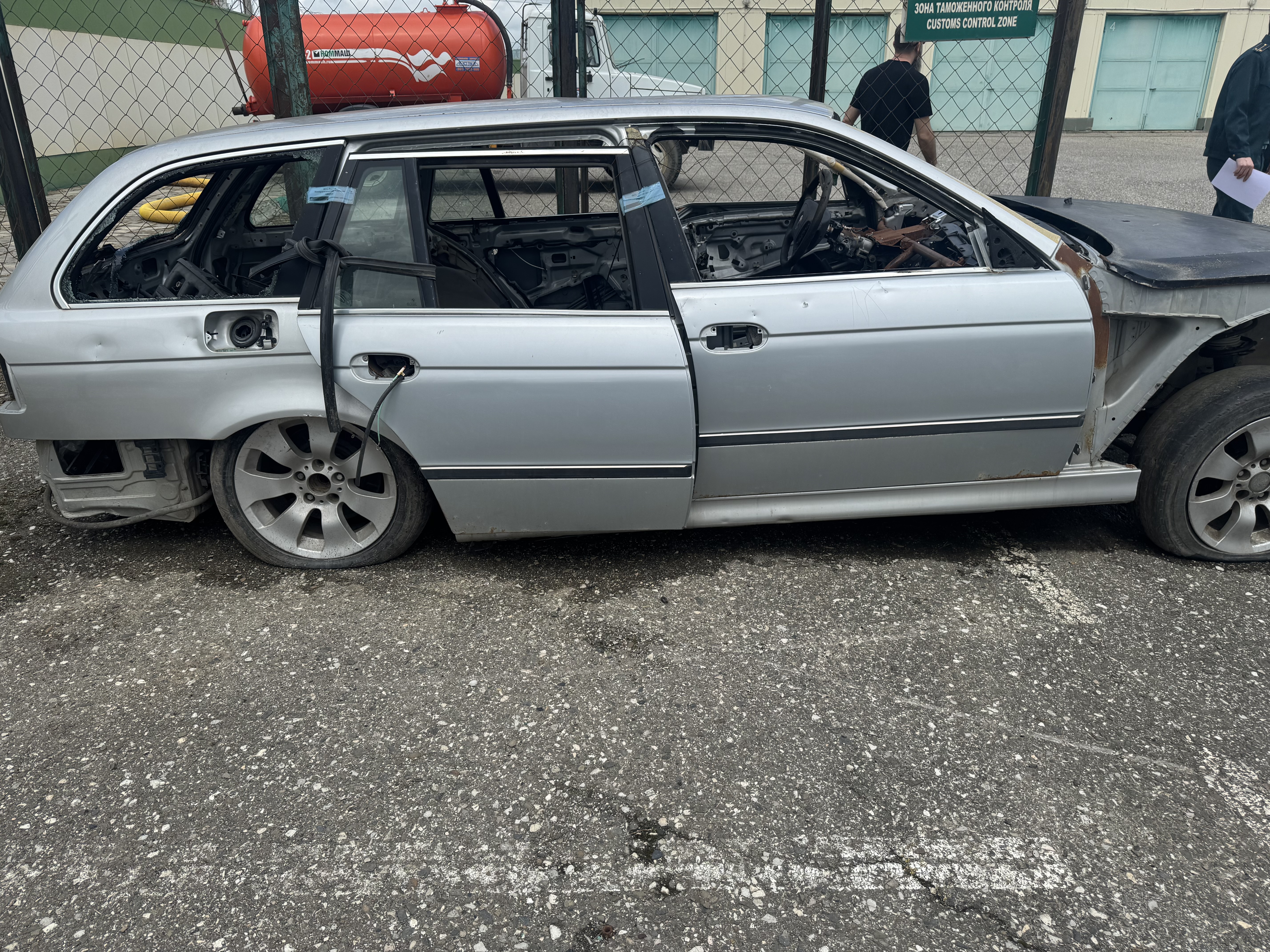 Легковой автомобиль модель «BMW» модель 523, регистрационный знак отсутствует, (VIN) – WBADR31070GT42430, 1998 г.в., Транспортное средство находится в неудовлетворительном, в разукомплектованном, нерабочем техническом состоянии. Документы и ключ зажигания отсутствуют