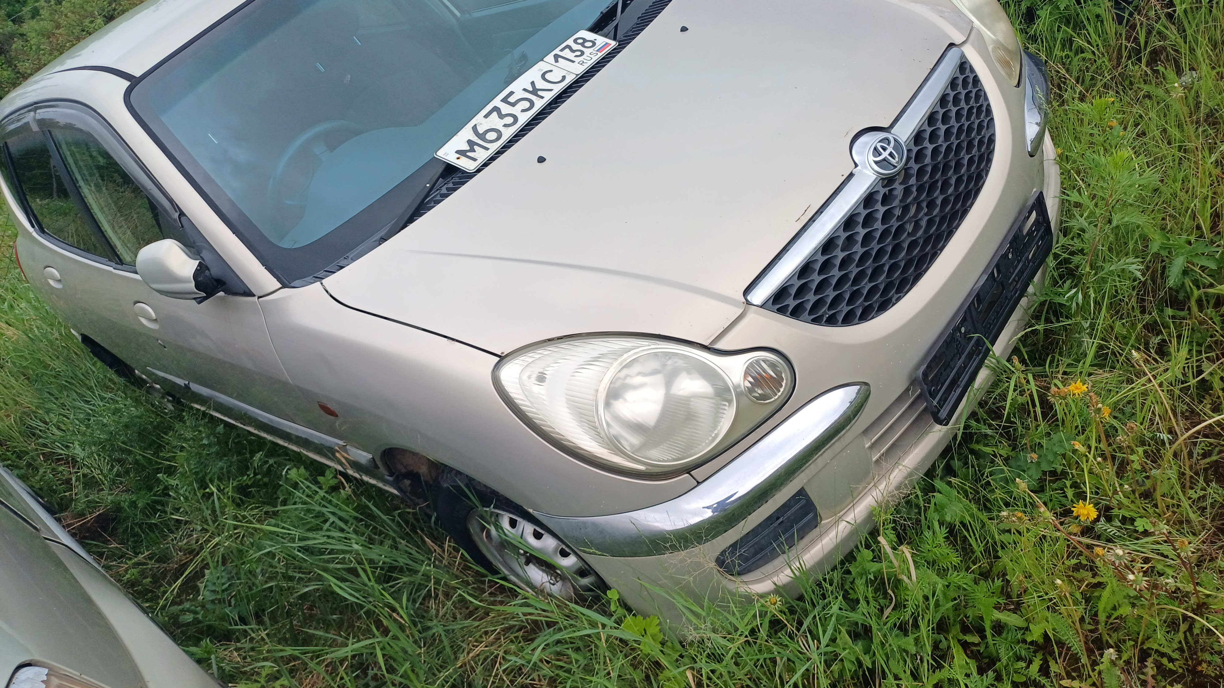Автомобиль марки TOYOTA DUET, серого цвета, 2002 г.в., гос. номер М635КС138